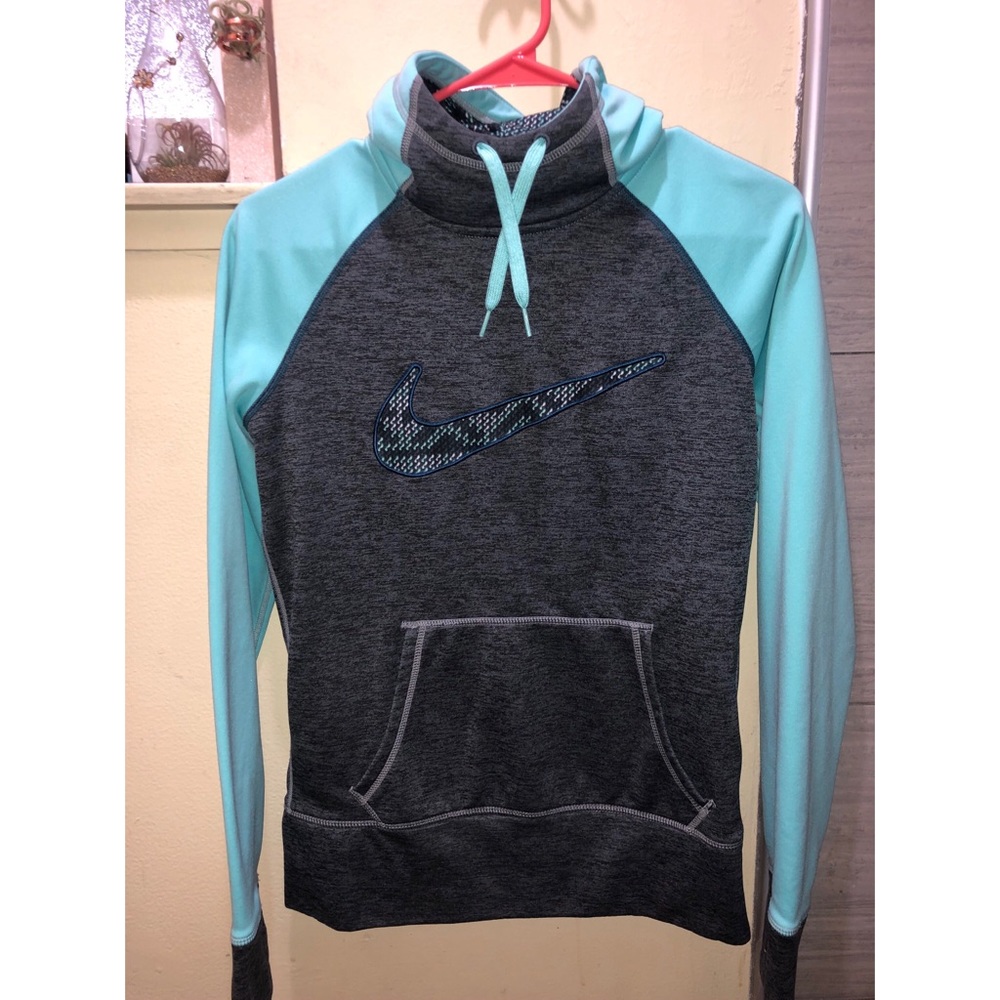 Women’s Nike ThermaFit hoodie - S